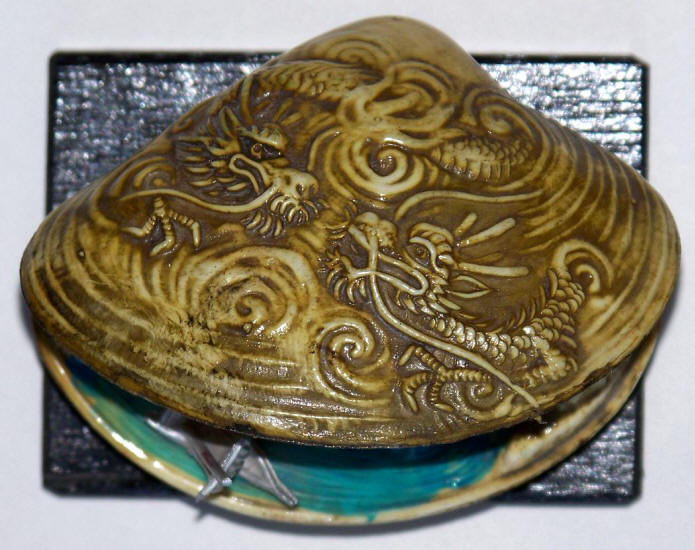 Late 1960s Hand Painted Japanese Netsuke Clam Shell Diorama